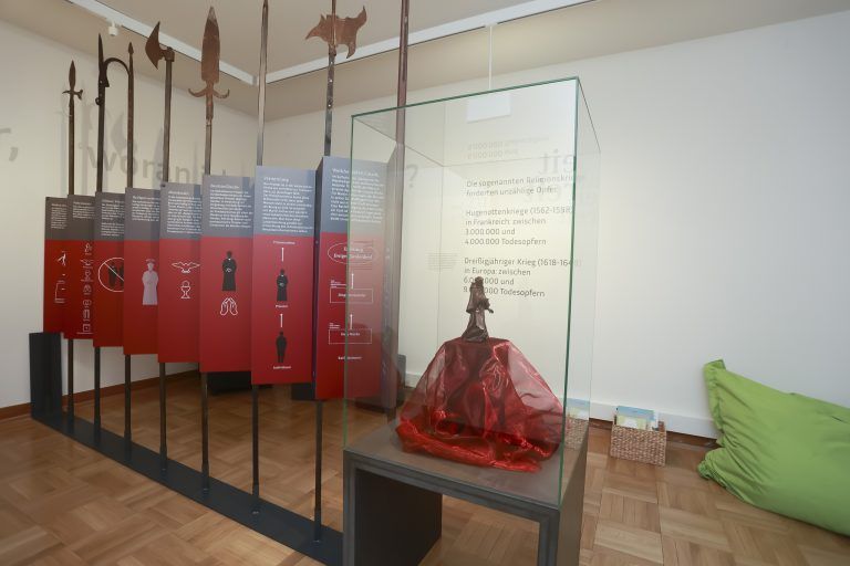 Installation, die die Unterschiede zwischen Katholizismus und Protestantismus beleuchtet.