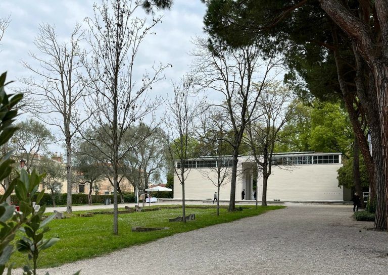 Der schöne Österreich-Pavillon auf der Biennale wurde nach den Plänen der Architekten Josef Hoffmann und Robert Kramreiter errichtet und im Mai 1934 eröffnet.