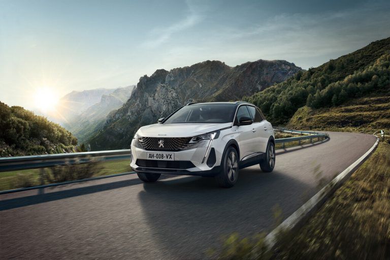 Peugeot 3008: Ein Facelift sorgte im Vorjahr für noch selbstbewussteren Auftritt. Markant ist das plakative Löwen-Logo auf dem neu gestalteten Kühlergrill.