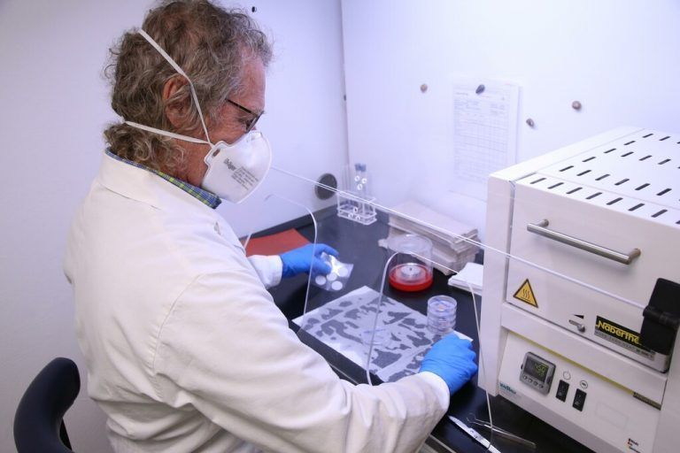 ...Proben von Baustoffe auf Asbest.