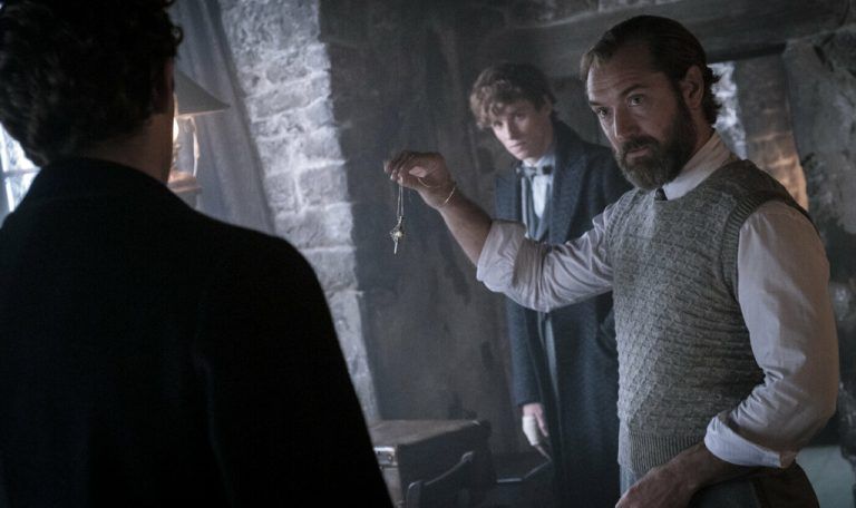 Professor Albus Dumbledore wird von Jude Law verkörpert. Warner Bros