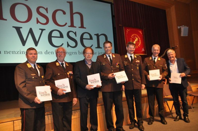 Ricki Buschenreitner, Autor Peter Schmid, Bürgermeister Florian Kasseroler, StV LFI Andreas Hosp, Ingo Valentini, BFI Christoph Feuerstein und Manfred Morscher mit dem neuen Feuerwehrbuch.<span class="copyright">HAB</span>
