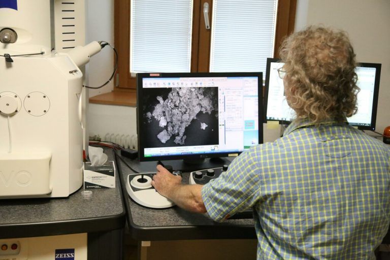 Robert Kruse analysiert in seinem Labor in Gisingen unter anderem ...TAY