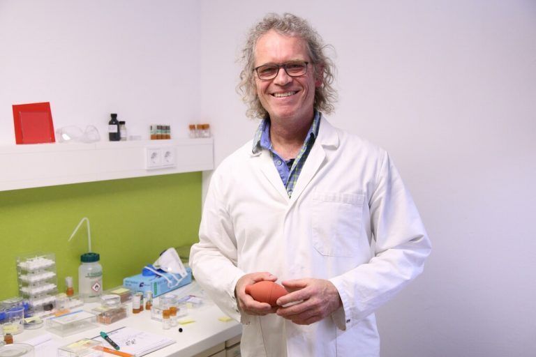 Robert Kruse analysiert in seinem Labor in Gisingen unter anderem ...TAY