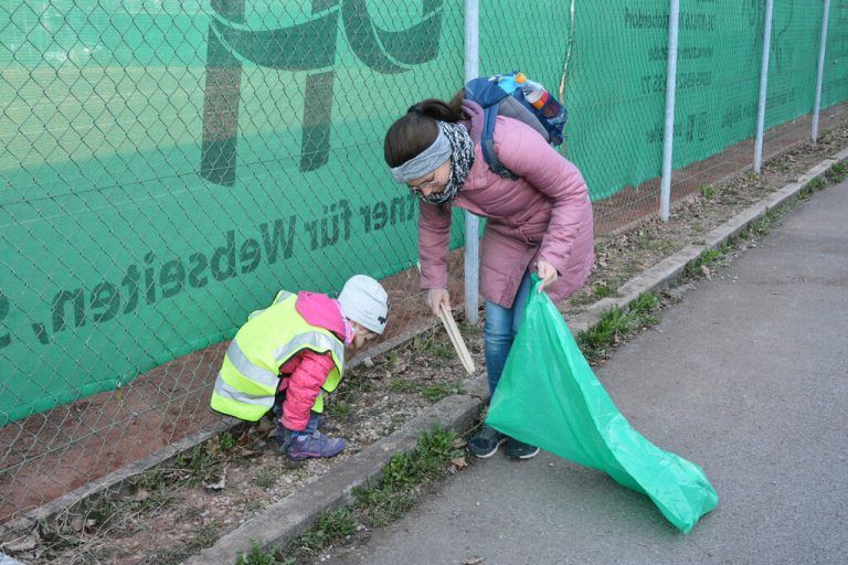 Rund um die Rheinhalle sammelten die U7-Spieler des EHC.
