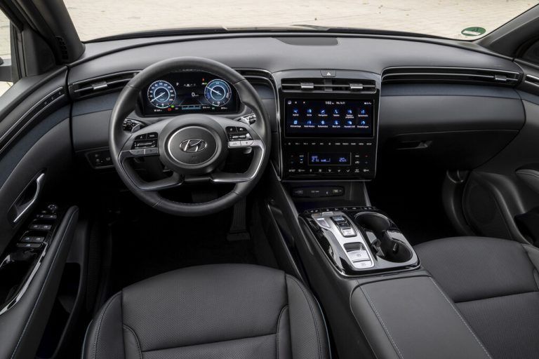 Rund um die volldigitale Instrumentierung ist eine Reihe von analogen Steuerungselementen arrangiert.