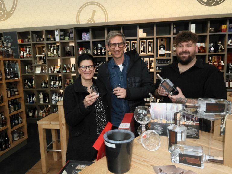 Sandra und Michael Hollerer mit Hugo Bandeira (Cocktailerie).