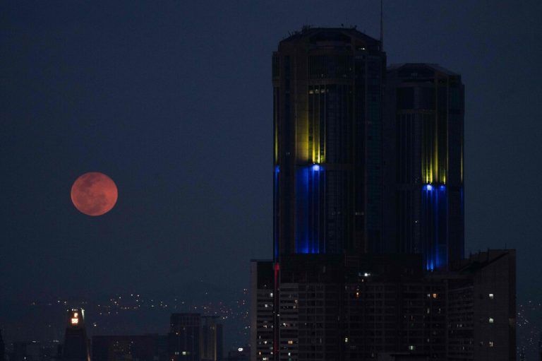 Seltenes Spektakel: Ein rosa Vollmond geht neben dem Central Park Tower in Venezuelas Hauptstadt Caracas auf. AFP/Federico Parra 