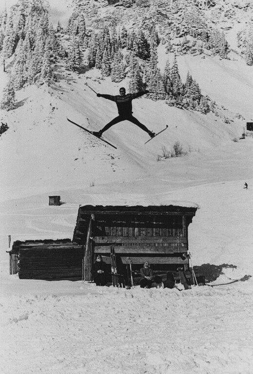 Skifahrerlegende Willi Mathies beim Sprung über ein Bienenhüsle.