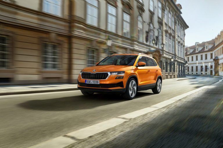 Škoda Karoq: Das Design ist in Details rundum behutsam retuschiert, die Inneneinrichtung wurde aufgewertet, die Assistenzsysteme sind komplettiert.
