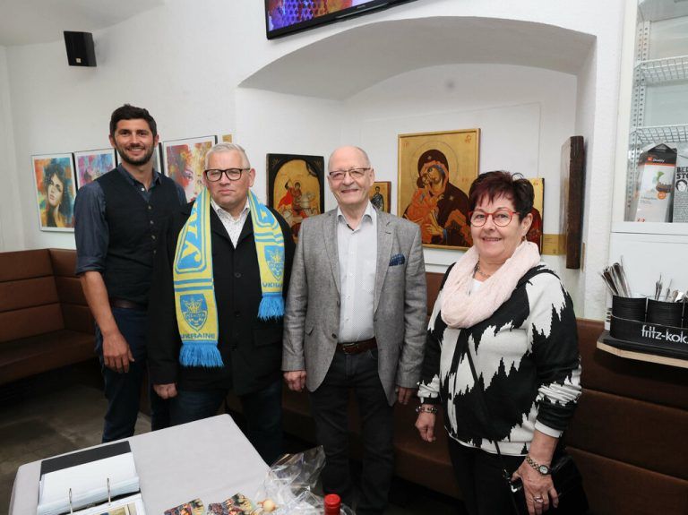 Stefan Köb, Kurator Erwin Buttazoni, Künstler Kurt Bonner und Gattin Marlene. AMS