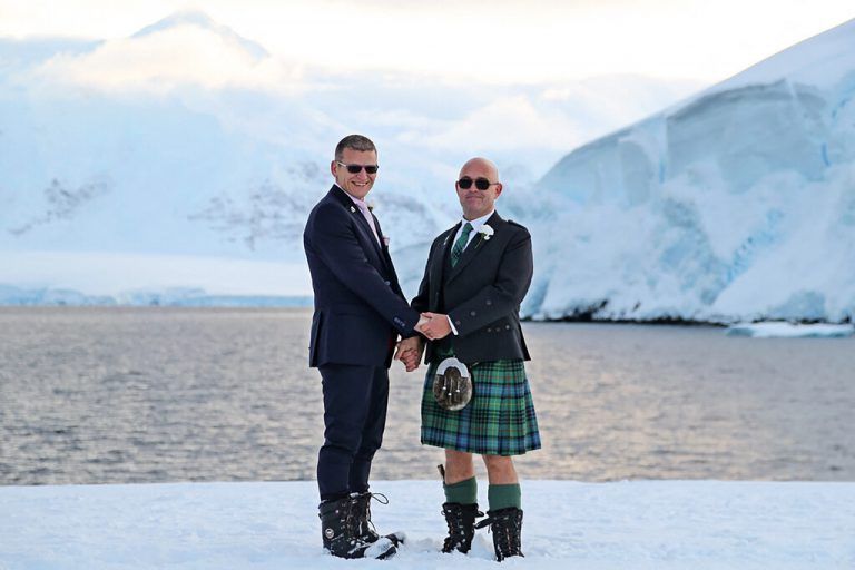 Stephen Carpenter und Eric Bourne haben die erste gleichgeschlechtliche Hochzeit im britischen Antarktis-Gebiet gefeiert. AFP
