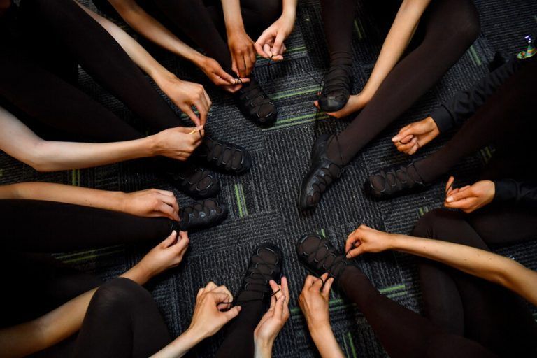 Tänzer binden sich die Schnürsenkel vor den 50. World Irish Dancing Championships in Belfast, Nordirland. REUTERS/Clodagh Kilcoyne 