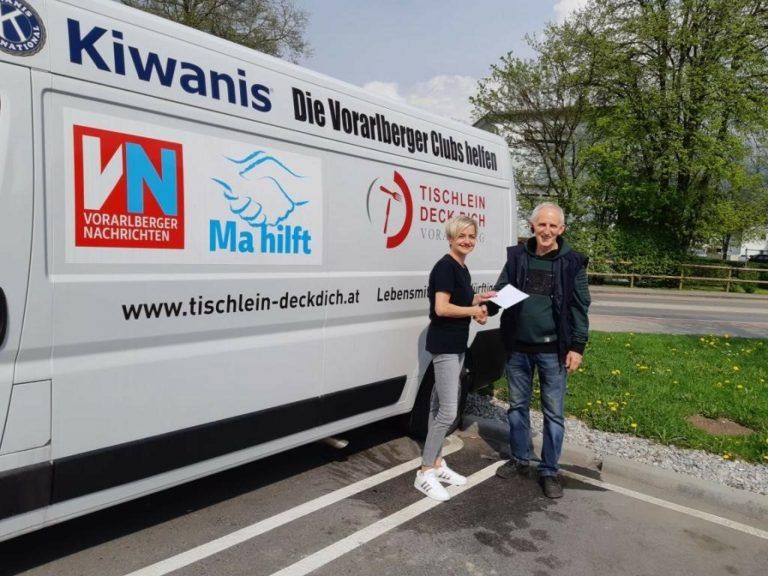 Vizeobfrau Silvia Nachbaur bei der Übergabe des Spendenschecks in Höhe von 1000 Euro an Elmar Stüttler von "Tischlein deck dich". <span class="copyright">Theaterverein Fraxern</span>