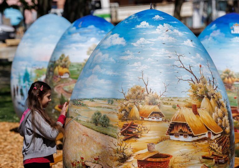Übergröße: In Koprivnica, Kroatien, kann man derzeit zwei Meter hohe, traditionell bemalte Polyester-Eier bestaunen. Reuters
