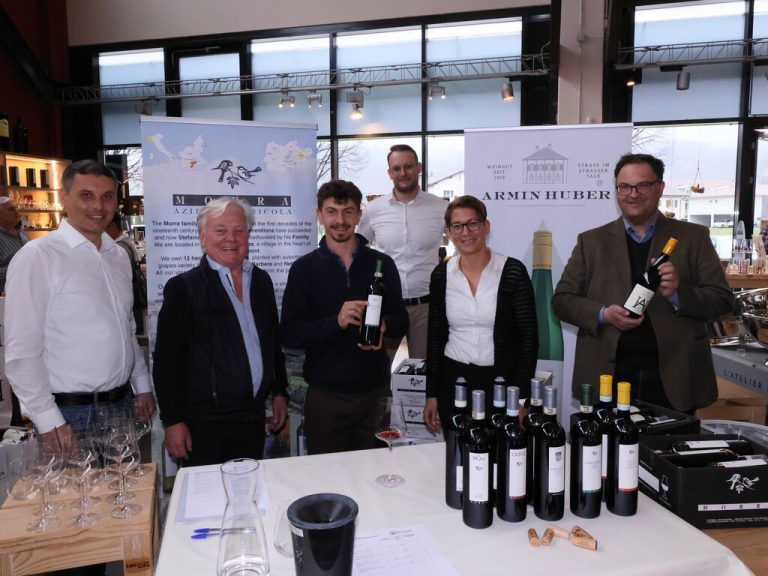 Ulrich Wagner, Helmut Gunz, Luca Morra, Michael Heuß, Julia Welte und Winzer Armin Huber. AME