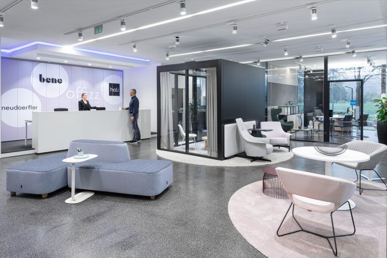 Unter dem Motto „Büro neu denken“ präsentieren drei Büromöbelhersteller ihre Produkte und Konzepte in einem markenübergreifenden Innovationsraum. Fa