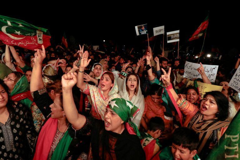 Unterstützer des früheren pakistanischen Premiers Imran Khan protestieren in Islamabad. Neuer Ministerpräsident ist Shehbaz Sharif. Reuters