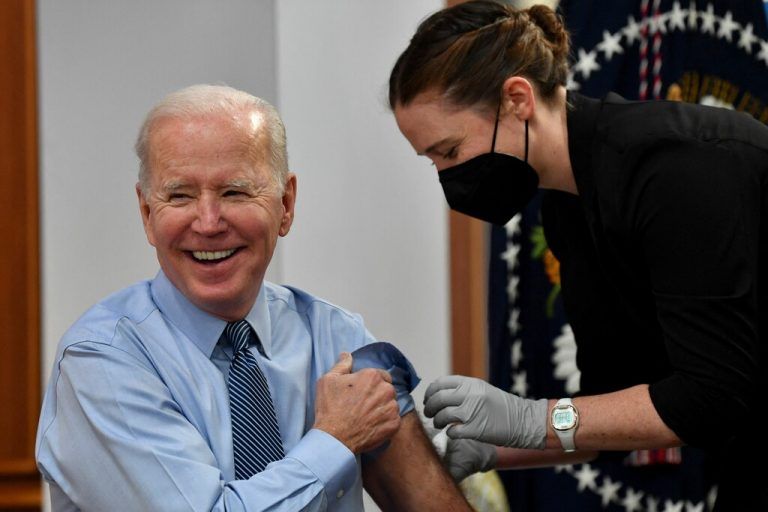 US-Präsident Joe Biden ließ sich in Washington DC zum zweiten Mal gegen Corona boostern. Es handelt sich also um die vierte Impfung. AFP