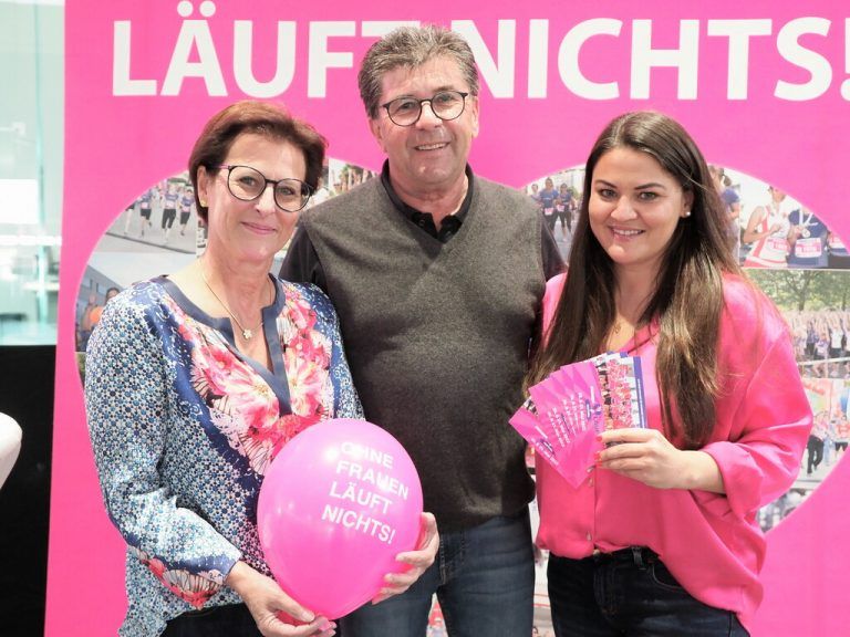 Verena Eugster (r.) mit Sabine Wolf und Wolfgang Rother vom Autohaus Niederhofer.