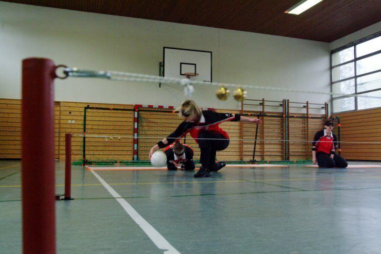 Viele Jahre spielte Julia Torball. Das ist ein Ballsport für blinde Menschen.