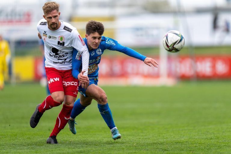 VIENNA,AUSTRIA,09.APR.22 - SOCCER - ADMIRAL 2. Liga, Floridsdorfer AC Wien vs FC Dornbirn. Image shows Timo Friedrich (Dornbirn) and Thomas Komornyik (FAC). Photo: GEPA pictures/ Edgar Eisner