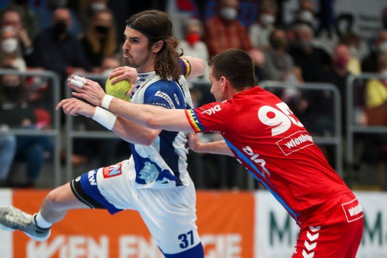 Vier Wochen nach seinem Jochbeinbruch gab Hard-Scharfschütze Ivan Horvat sein Comeback und erzielte vier Tore bei der bitteren 30:31-Niederlage in Wien.GEPA