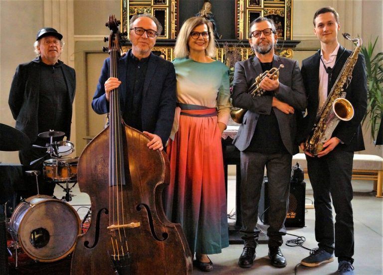 V.l. Carlo Lorenzi (Percussion), Rosario Bonaccorso am Kontrabass, Renate Bauer, Herbert Walser (Trompete) und Gregor Storf am Saxofon. <span class="copyright">yas/6</span>