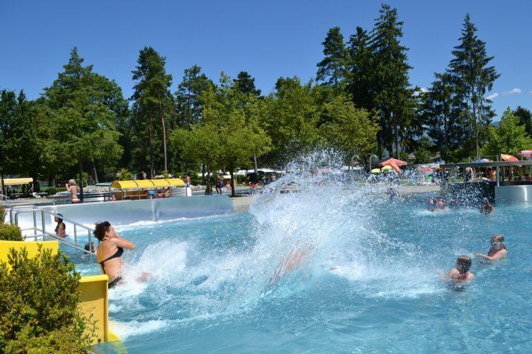 Von der 70-Meter und der Wellenrutsche sind Groß und Klein hellauf begeistert.Freizeitbetriebe Feldkirch