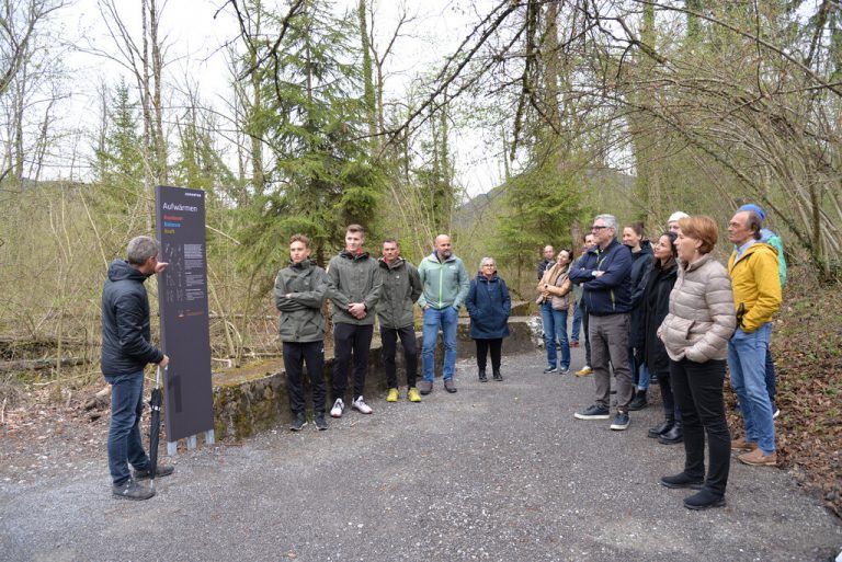 Vor Ort werden Übungen an Hinweistafeln erklärt.Stadt