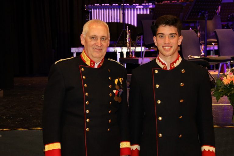 Vorstand Bernhard Sigg mit Maximilian Kofler (Leistungsabzeichen Gold).