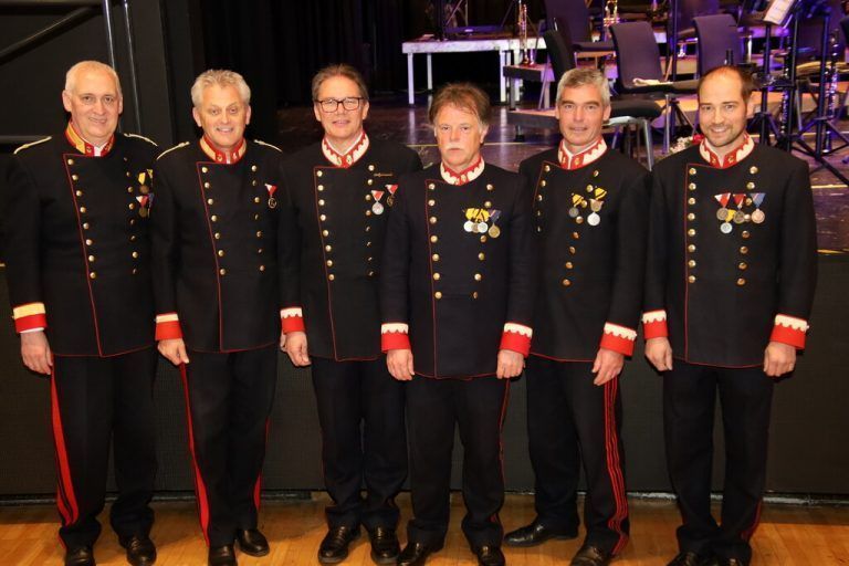 Vorstand Bernhard Sigg, Sighard Fessler (40 Jahre), Hubert Sigg (50 Jahre), Hubert Mangold (50 Jahre), Helmut Gadner (40 Jahre) und Dominik Kresser (25 Jahre).