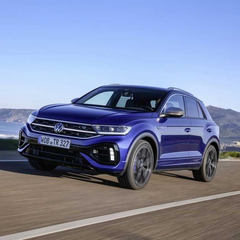 VW T-Roc: Außen setzte es Retuschen, innen eine Verfeinerung der Materialien. Nach wie vor im Programm ist die R-Version mit 301 PS und Allradantrieb.