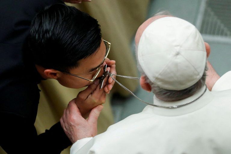 Während der wöchentlichen Generalaudienz im Vatikan küsst ein Mann das Kreuz von Papst Franziskus. Reuters