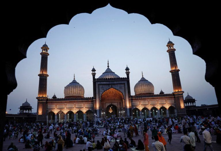 Während des Ramadan essen Muslime in der Großen Moschee in Neu-Delhi nach Sonnenuntergang das Abendmahl Iftar („Fastenbrechen“). RTS