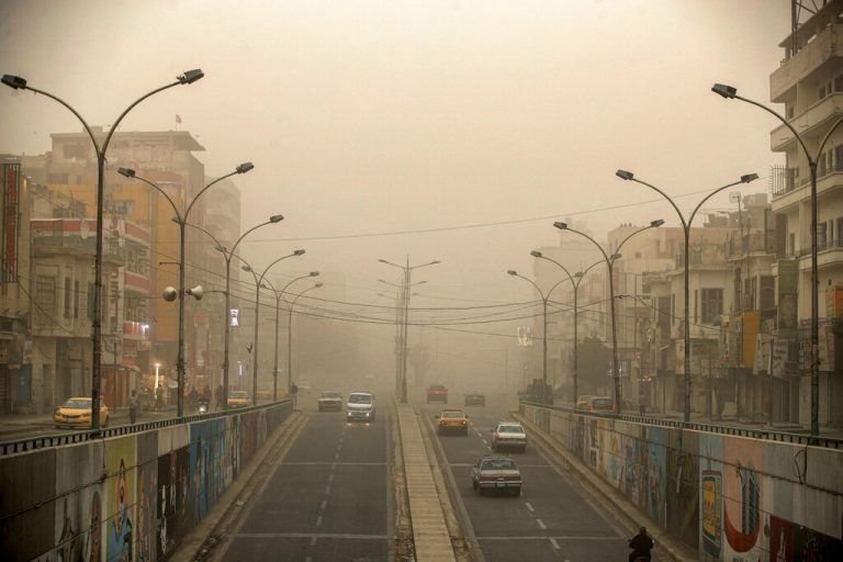 Während eines Sandsturms sind Autofahrer im Zentrum der irakischen Hauptstadt Bagdad unterwegs. AFP