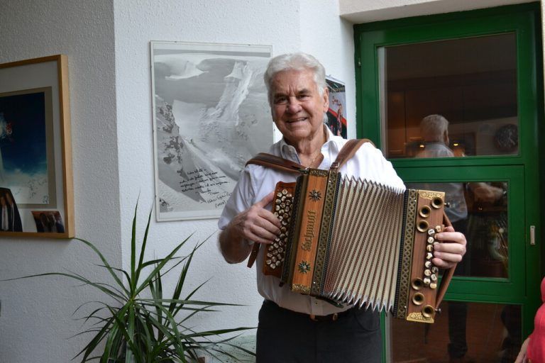 Willi Mathies unterhält seine Besucher gerne mit der Ziehharmonika, die er als Autodidakt gelernt hat.