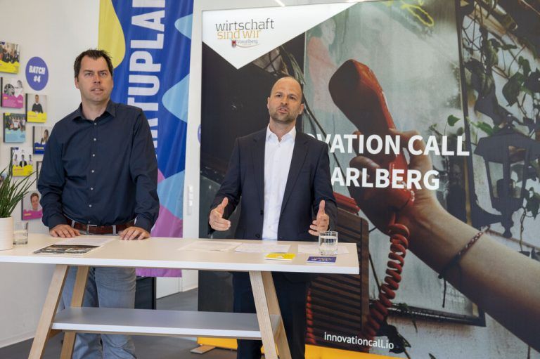Wirtschaftslandesrat Marco Tittler (r.) und Thomas Gabriel (Startupland).vlk/Furxer
