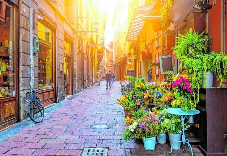 Wunderschöne schmale Gassen führen durch die Innenstadt von Bologna. Besonders im Frühling ist das Klima ein Traum.
