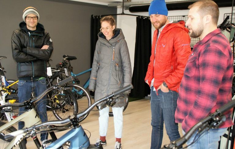 Zahlreiche Interessierte schauten bei der Eröffnung des neuen Bikeshops „VONBIKE“ vorbei.