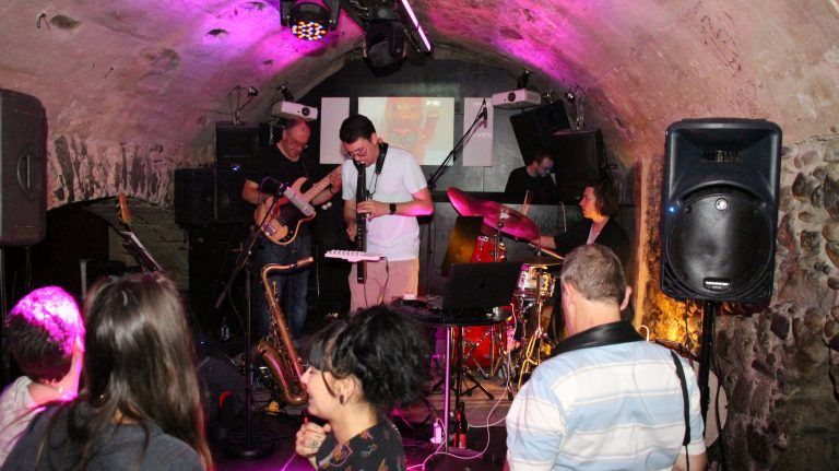 Mit ungewöhnlichen Instrumenten begeisterte das Kabel Trio im Rauch Club. <span class="copyright">HE(4)</span>
