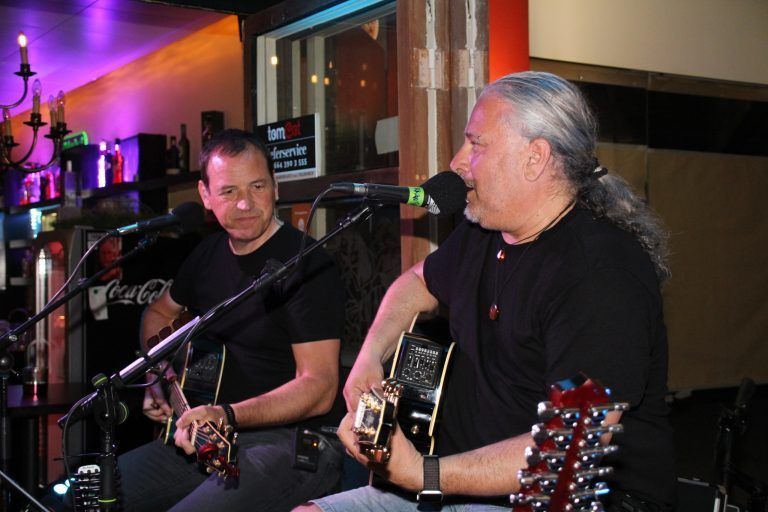 Jury und Mike von Krauthobel unterhielten die Zuhörer im Tom Cat mit Mundartrock und Oldies.