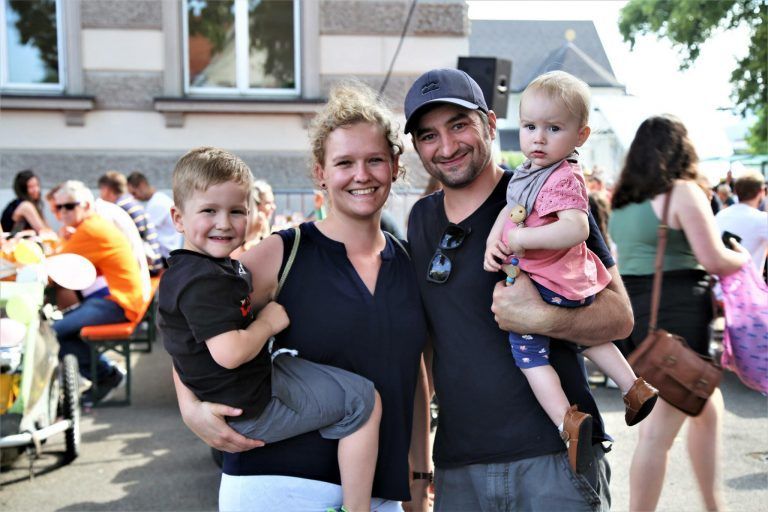 Paul, Michaela, Martin und Emma beim Dorffest beim Sebastianplatz. <span class="copyright">TAY(4)</span>