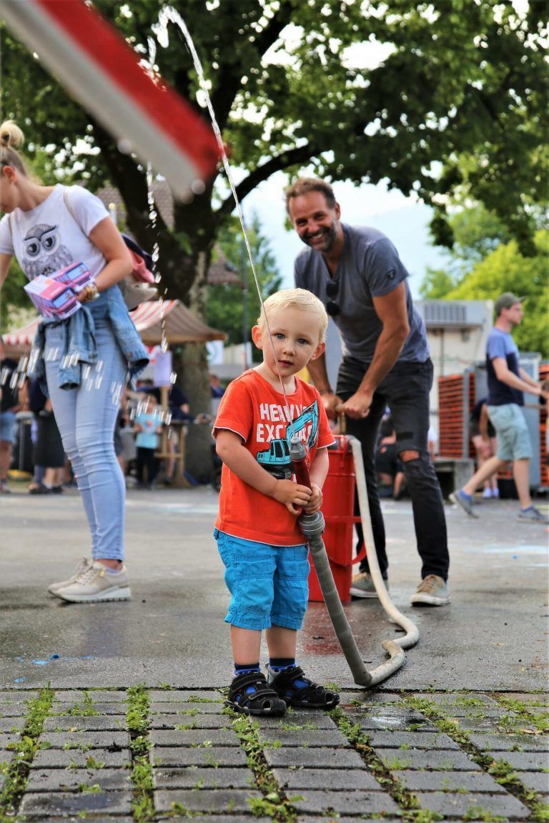 Toni zeigte seinem Göttekind Michael wie man löscht.