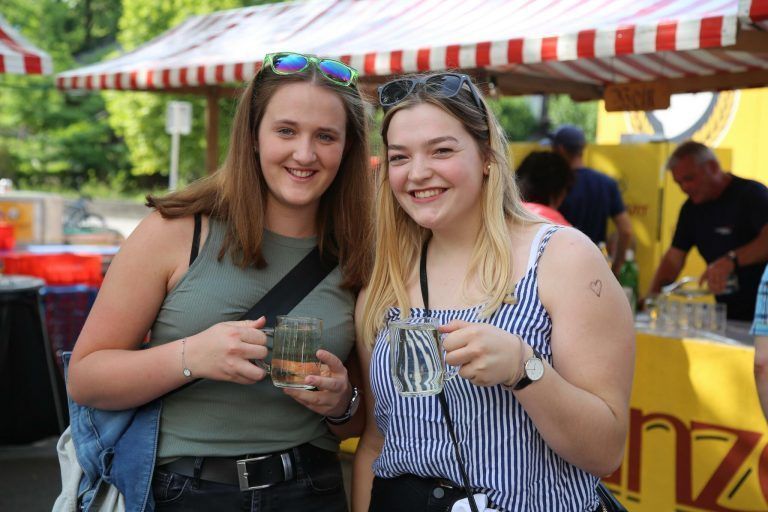 Nadine und Sophia genossen die sommerlichen Temperaturen.