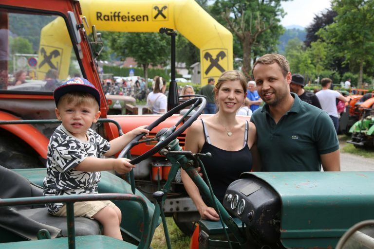 Jonas am Steuer mit seinen Eltern Geraldine und Marco.