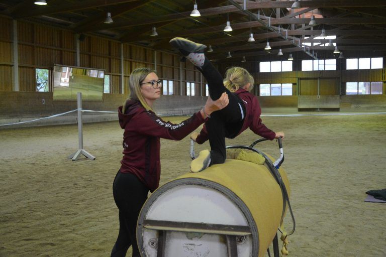 Trainerin Annabell Omann-Flax gibt ihre Begeisterung für den Sport an die Kinder weiter.
