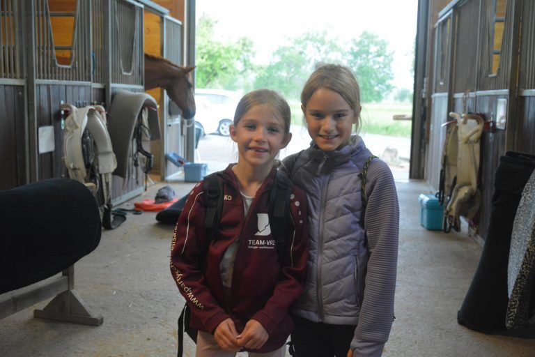 Anna-Lena Soltwedel (8) und Maja Hörburger (10) hat das Voltigierfieber gepackt.