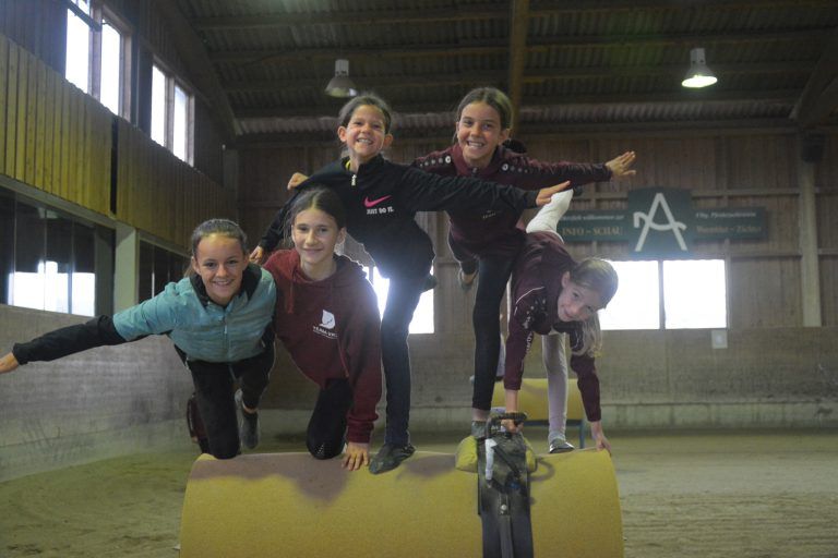 Zwischen sechs und 22 Jahre alt sind die Mädchen, die in Dornbirn in der Kunst des Volitigierens unterrichtet werden. <span class="copyright">bvs</span>