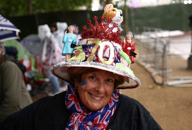 Roya-Fan Donna Werner aus dem US-amerikanischen Connecticut brachte sich am Dienstag für die Feierlichkeiten in London in Stellung, inklusive selbst gebautem Hut. <span class="copyright">REUTERS/Henry Nicholls</span>